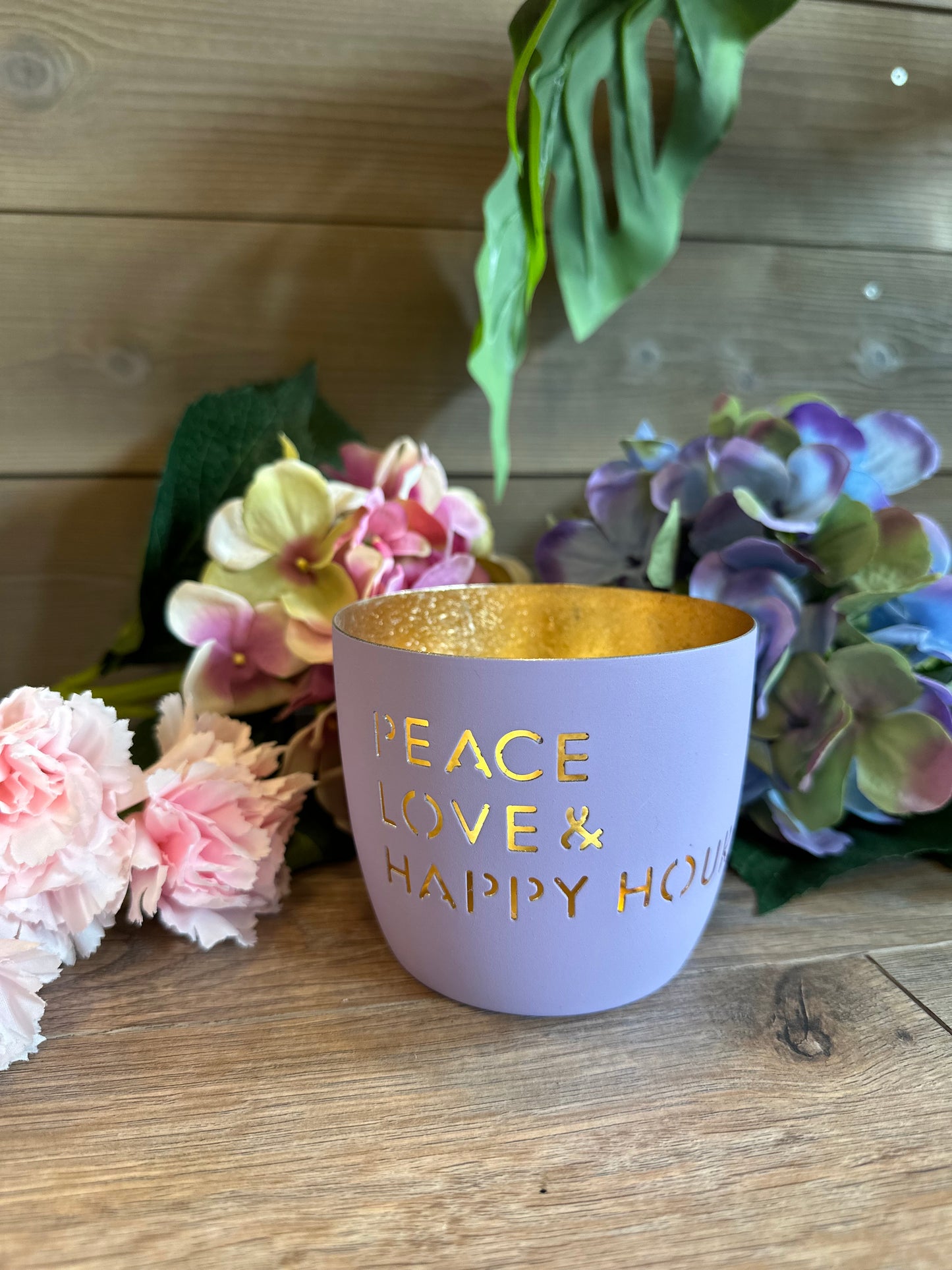 Telysholder – "Peace, Love & Happy Hour"