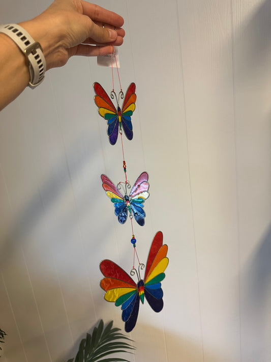 Solfanger â Tre fargerike sommerfugler pĂ„ snor