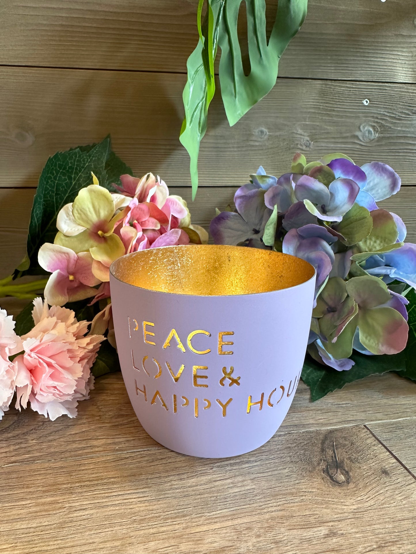 Telysholder – "Peace, Love & Happy Hour"