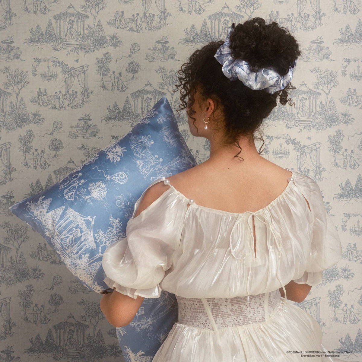 Bridgerton x Kitsch – satengscrunchies, Toile in Bloom