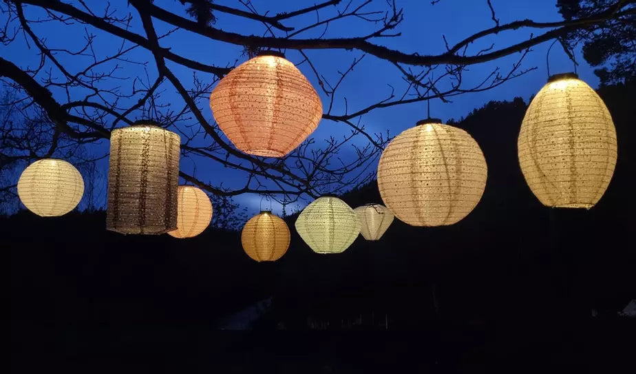 Solcellelampe – grønn rislampe til uteplassen 33 x H30 cm