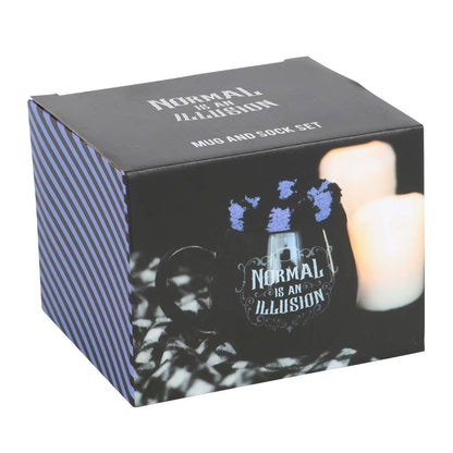 Normal is an Illusion Gavesett Kopp m/ fluffy Sokker