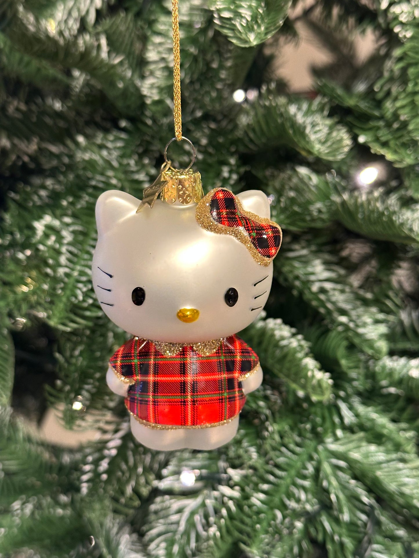 Hello Kitty m/ Tartankjole og sløyfe