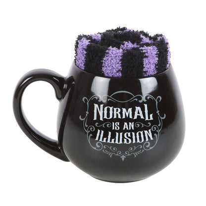 Normal is an Illusion Gavesett Kopp m/ fluffy Sokker