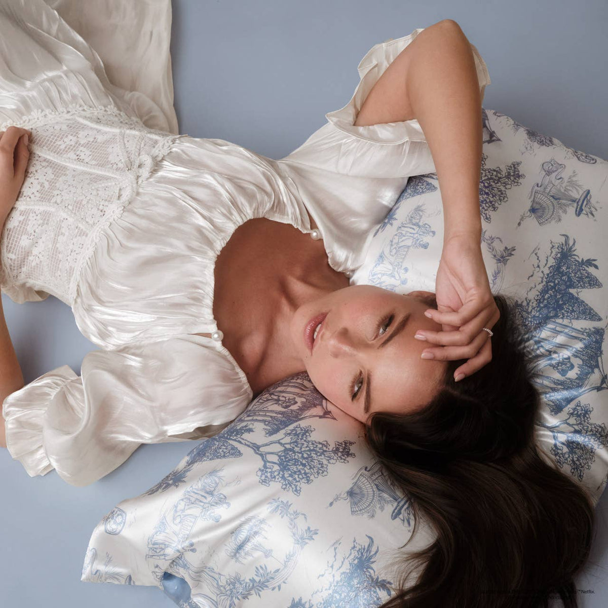 Bridgerton x Kitsch Satin Pillowcase in Garden Toile – FORHÅNDSBESTILLING