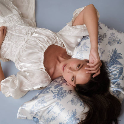 Bridgerton x Kitsch Satin Pillowcase in Garden Toile – FORHÅNDSBESTILLING