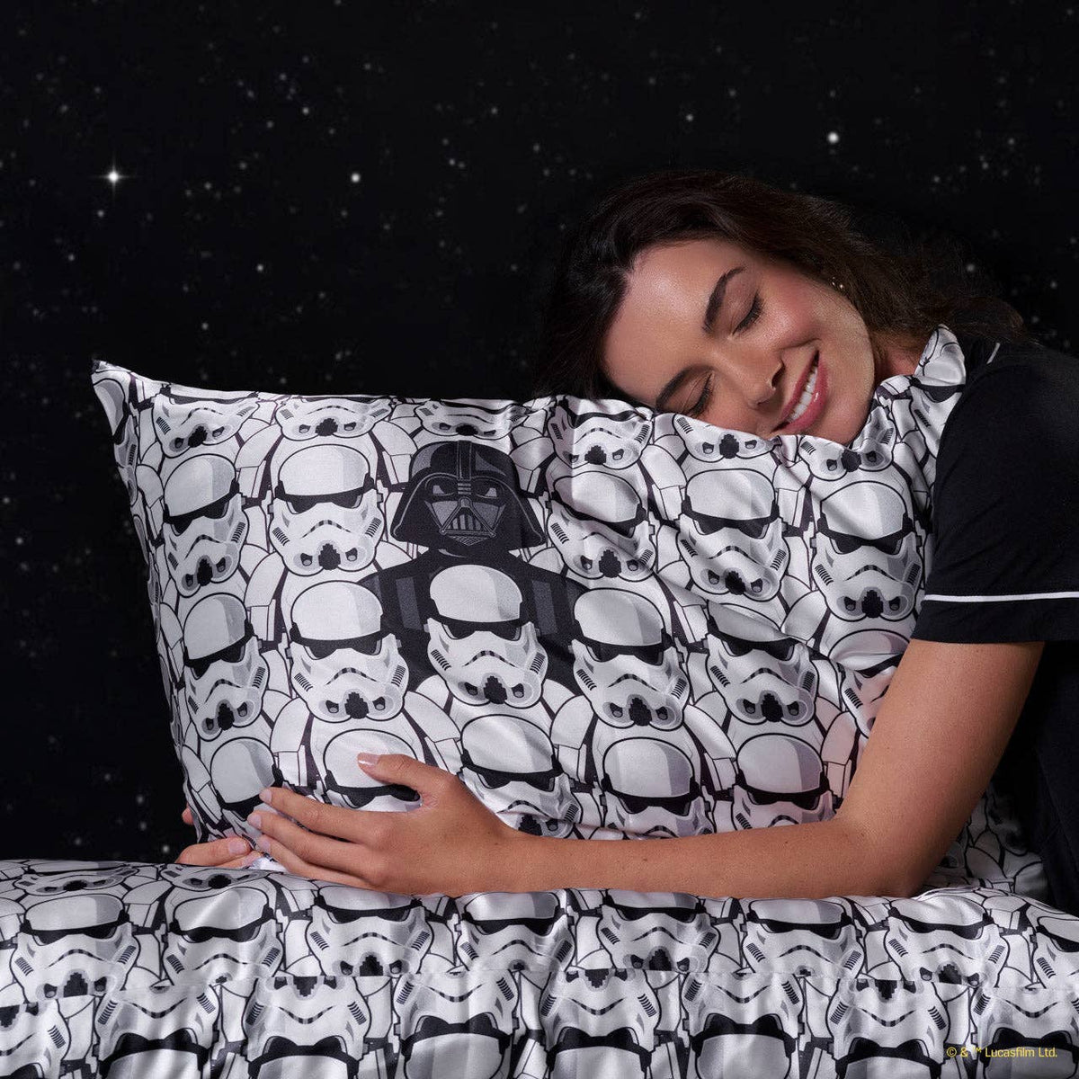Star Wars™ & Kitsch Satin Pillowcase in Darth Vader & Stormtroopers – FORHÅNDSBESTILLING