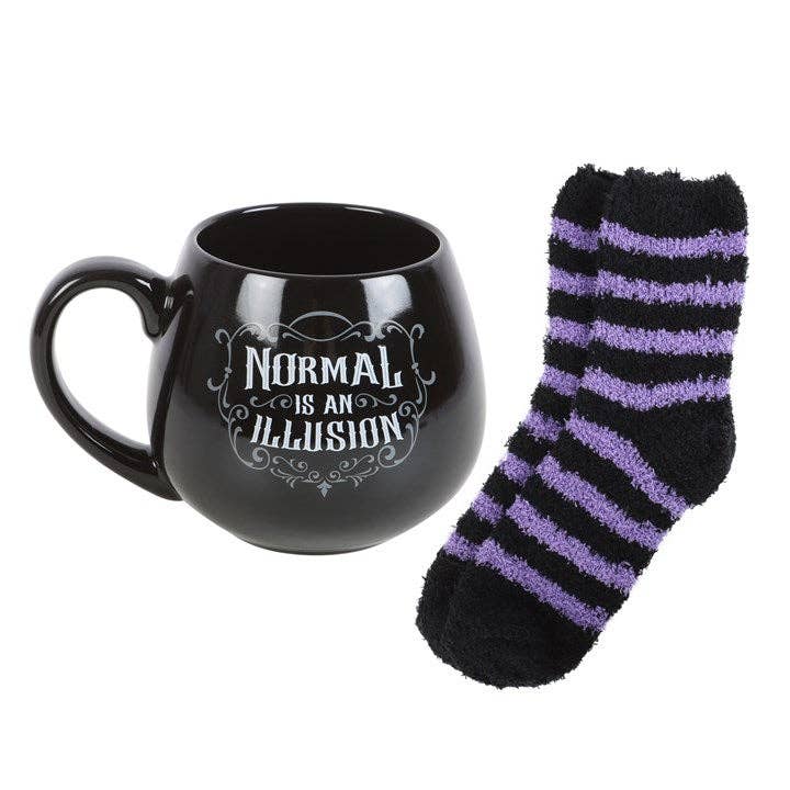 Normal is an Illusion Gavesett Kopp m/ fluffy Sokker