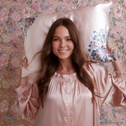 Bridgerton x Kitsch Satin Pillowcase in Wisteria – FORHÅNDSBESTILLING
