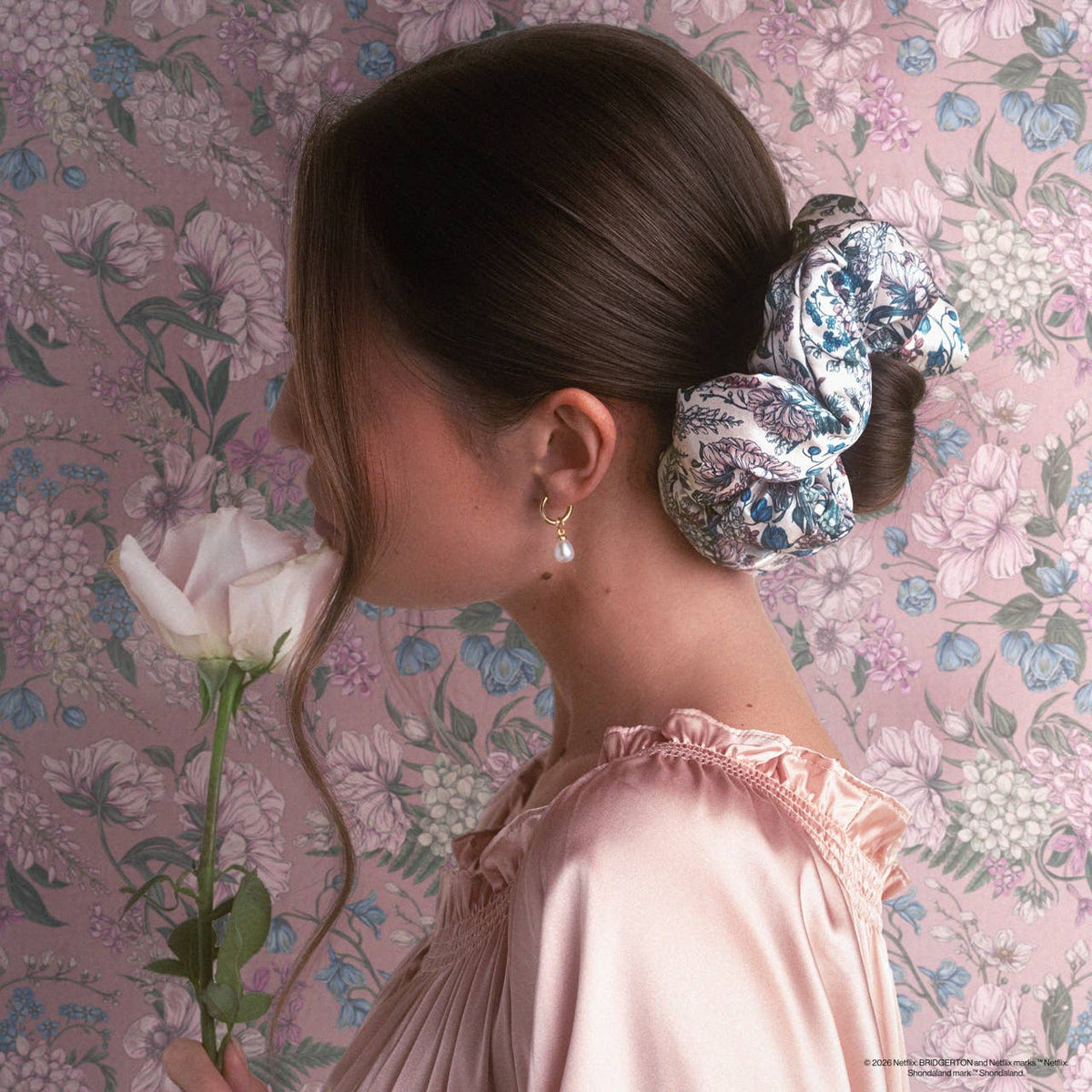 Bridgerton x Kitsch – satengscrunchies, Toile in Bloom