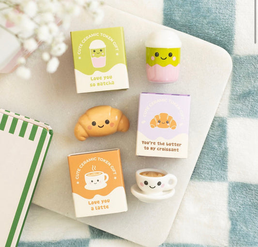 Kawaii Kafé mini keramikkfigur – Velg variant ☕🍰💛