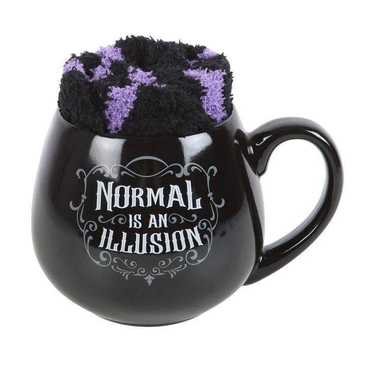 Normal is an Illusion Gavesett Kopp m/ fluffy Sokker