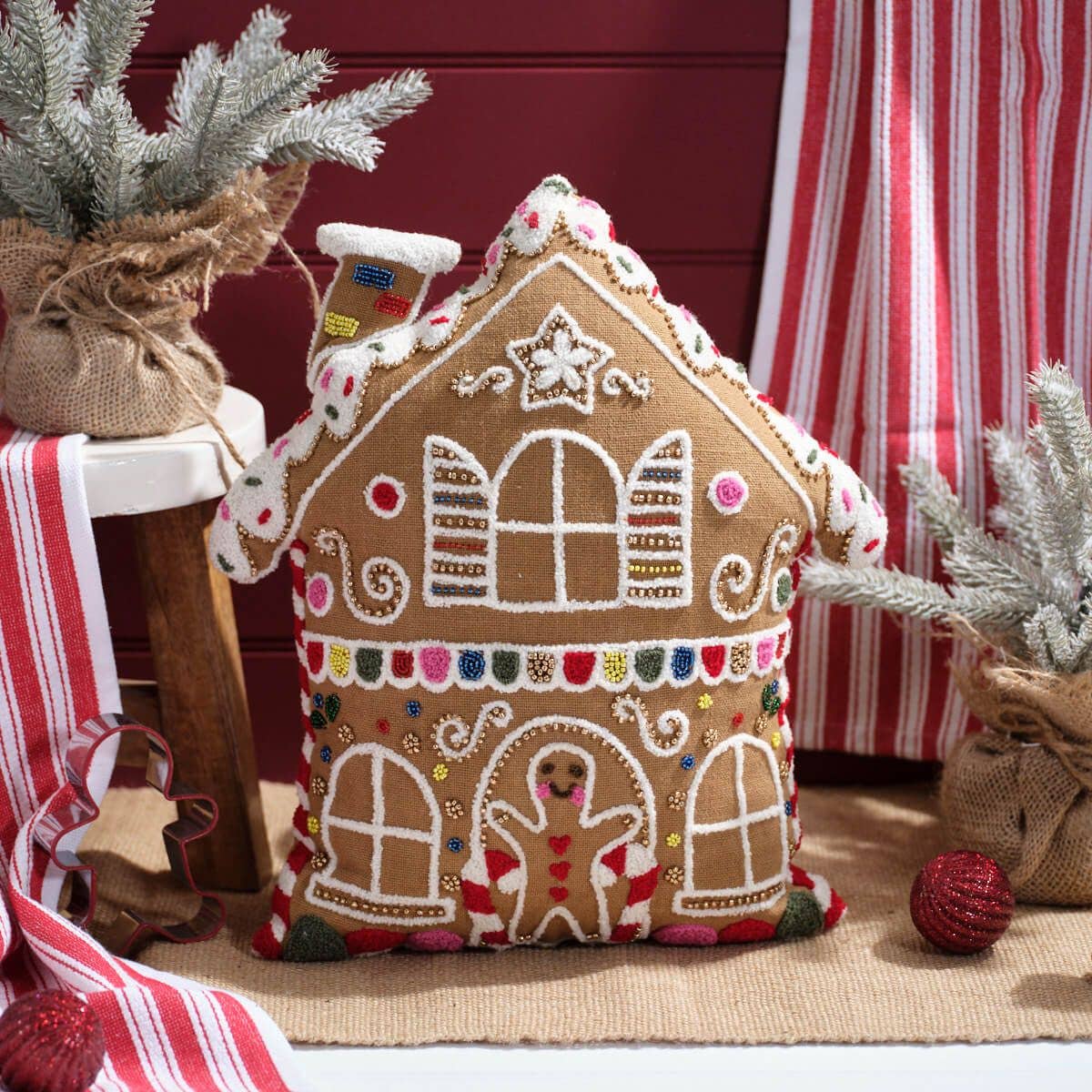Pepperkakehus pute – 100 % bomull med broderi