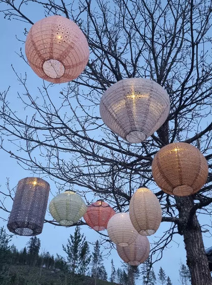 Solcellelampe – dusrosa rislampe til uteplassen