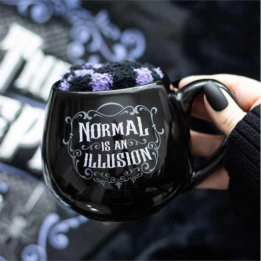 Normal is an Illusion Gavesett Kopp m/ fluffy Sokker