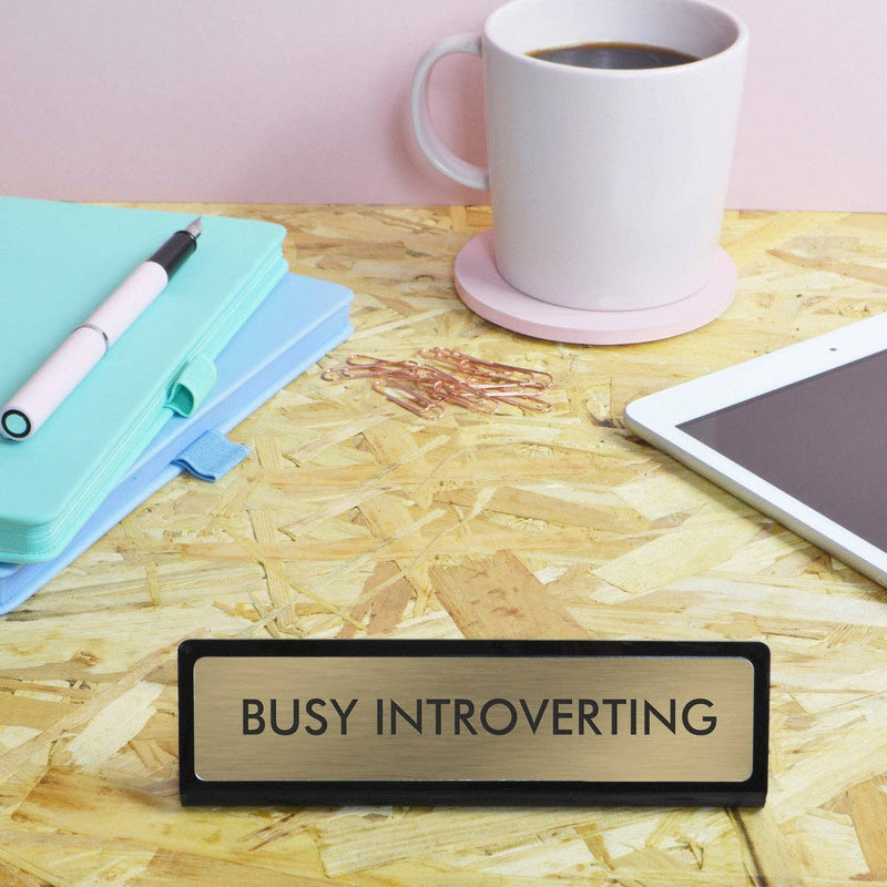 Busy introverting - Skrivebordsskilt